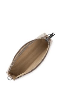 Pochette rettangolare beige con un esterno in pelle liscia, cerniera color argento e un interno semplice non foderato. Presenta un attacco per portachiavi.