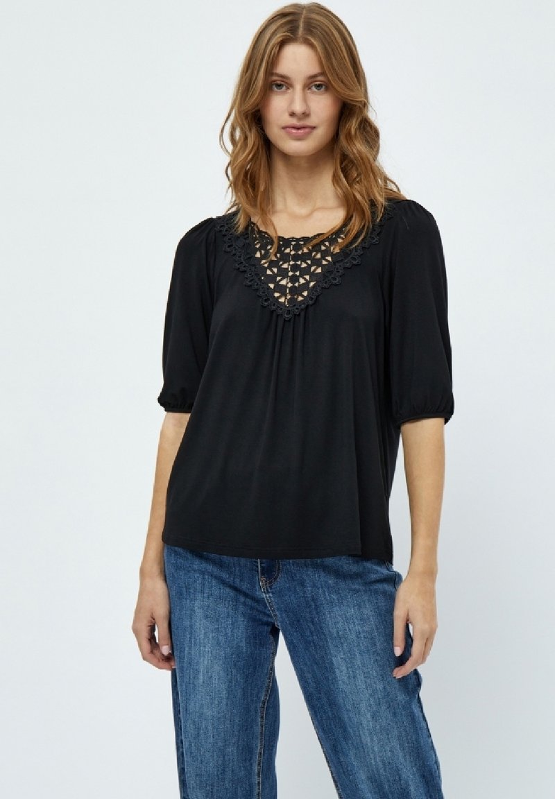 Desires DEAUGUSTA 2/4 SLEEVE CROCHET T-SHIRT. - Blůza - black