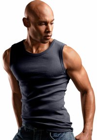 Graues ärmelloses Tanktop mit tailliertem Schnitt, getragen von einer muskulösen Person; verfügt über einen runden Halsausschnitt und eine glatte Stofftextur.