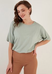 LELA LOOSE FIT - Paprasti marškinėliai - almond green