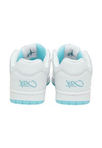 Weiße Sneakers mit hellblauen Akzenten, ausgestattet mit einem glatten Lederoberteil, gepolstertem Kragen und einer strukturierten Gummisohle. Logo-Detail an der Ferse.