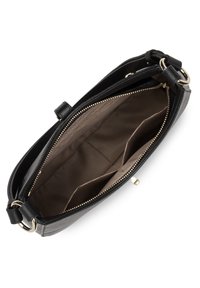 Sac à bandoulière en cuir noir avec une ouverture zippée. Intérieur doté d'une doublure brun lisse et de deux poches organisatrices. Accents en métal argenté.