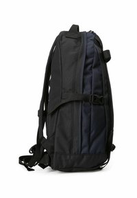 Schwarzfarbener Stoff-Rucksack mit einem kontrastierenden dunkelblauen Innenfutter. Verfügt über verstellbare Träger, seitliche Schnallen und eine strukturierte Form. Hergestellt aus strapazierfähigem Material.