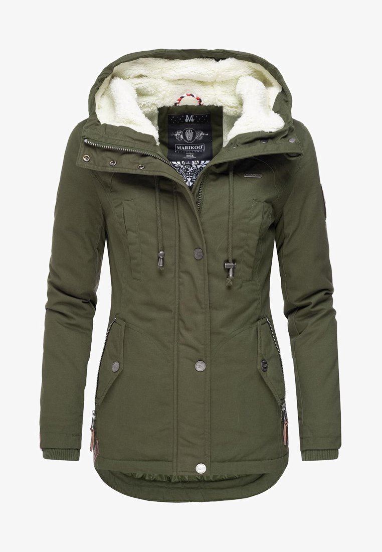 Olive rohelise parka jakk kunstkarusnahkvoodriga, reguleeritava kapuutsiga, lukuga esikottide ja nööpdetailidega. Omab pikemat tagumist hemmi.