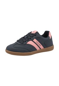 Sneaker nera e rosa con materiale morbido, caratterizzata da due strisce rosa, punta rotonda e suola in gomma per una buona aderenza.