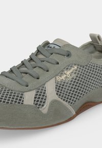 Γκρι sneaker από σουέντ και δίχτυ με κορδόνια, ανοιχτό μπεζ λεπτομέρειες, καφέ σόλα και λογότυπο "Pepe Jeans London" στο πλάι.