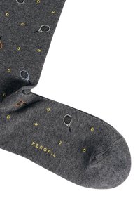 Calzini in cotone grigi con piccoli palline da tennis e racchette distribuiti in un motivo ripetitivo, con 'PEROFIL' tessuto alla punta.