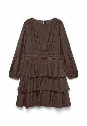Robe marron à manches longues avec encolure ronde, détail plissé à la taille et jupe à volants superposés, confectionnée en tissu texturé.