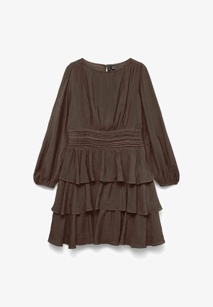 Brun kjole med lange ermer, rund halslinning, plissert midjedetalj og lagdelte rysjekjolestepper, laget av teksturert stoff.