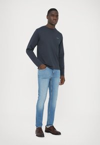 Tiger of Sweden EVOLVE CENTURY - Ļoti pieguloši džinsi - medium blue