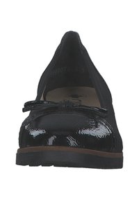 Ballerines en cuir verni noir avec un bout pointu, ornées d'un nœud à l'avant et d'un talon plat en caoutchouc, texture lisse.