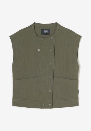 Gilet sans manches vert en tissu texturé, présentant une fermeture à boutons sur le devant et deux grandes poches avant.
