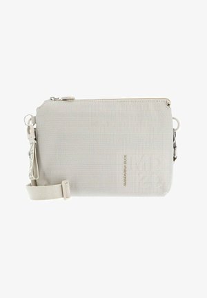 Sac bandoulière gris clair texturé avec un design perforé, fermeture éclair, sangle réglable et accents en métal. Forme simple et fonctionnelle.