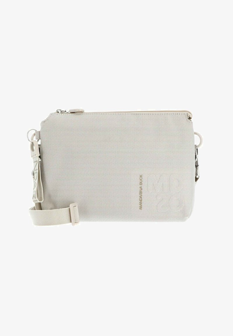 Sac bandoulière gris clair texturé avec un design perforé, fermeture éclair, sangle réglable et accents en métal. Forme simple et fonctionnelle.