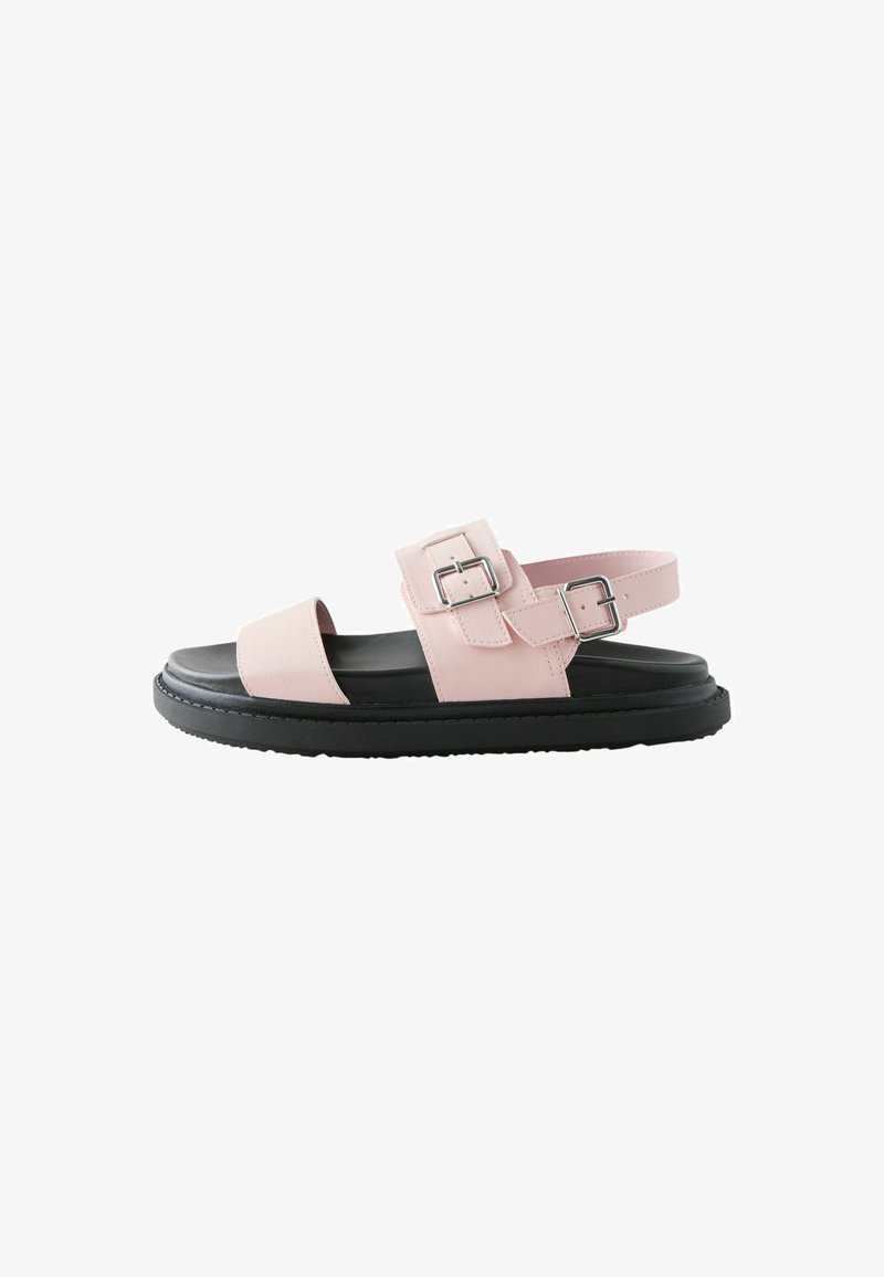 Sandale en cuir rose avec semelle noire, dotée de deux boucles argentées réglables et d'un design à bout et talon ouverts.