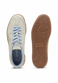 Puma-tennarit kerman-nahkaa kevyillä sinisillä nauhoilla. Varustettu hunajakenno-nahkasisustalla ja sinisellä Ortholite-sisäpohjalla. Klassiset suunnitteluyksityiskohdat.