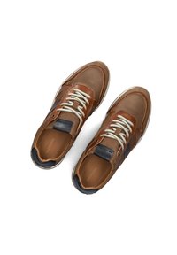 Bruine leren en mesh sneakers met ronde neuzen, crèmekleurige veters, marineblauwe accenten en een gestructureerd ontwerp. Gestructureerde inlegzolen met branding.