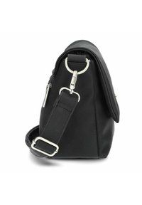 Borsa a spalla in pelle nera con hardware in argento, chiusura con zip, parte superiore arrotondata, tracolla regolabile e superficie texturizzata.