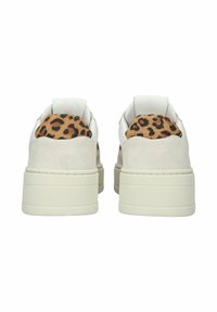 Valkoiset korolliset tennarit, joissa on beigellä mokkanahalla viimeistelty kanta ja leopardikuosinen kangas, kuvattuna takaa valkoisella taustalla.