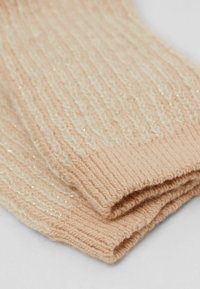 Guanti a maglia di un morbido rosa con fili metallici dorati. Design testurizzato e a coste con polsino pieghevole e finitura liscia.