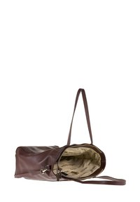Borsa a tracolla in pelle marrone con interno in tessuto beige stampato con testo nero, zip aperta e tracolle visibili su sfondo bianco.