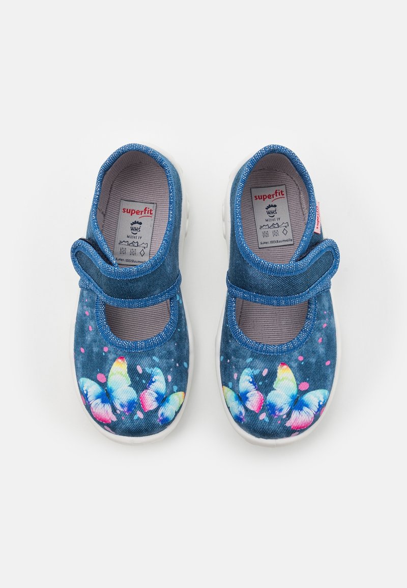 Chaussures en tissu bleu avec un motif de papillon aux couleurs vives, dotées d'une sangle velcro et d'une semelle en caoutchouc blanche. Conçues pour le confort et la stabilité.