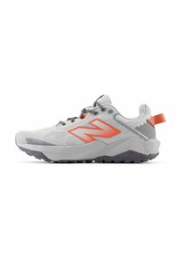 Zapatilla de trail running gris con acentos naranjas, parte superior de malla, suela duradera y puntera reforzada. Cuenta con un sistema de lazado seguro y una lengüeta de agarre.