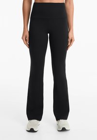 OYSHO - SUPER HIGH-RISE COMFORTLUX FLARE  - Stoffhose - black Thumbnail-Bild 1