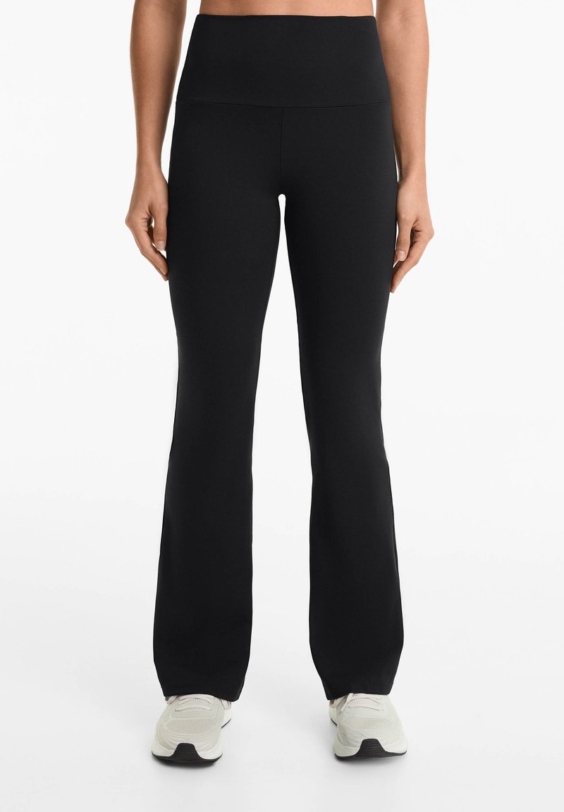 OYSHO - SUPER HIGH-RISE COMFORTLUX FLARE  - Stoffhose - black, Vergrößern