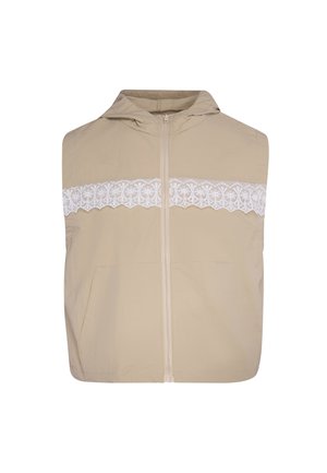Beige mouwloos capuchonvest met rits aan de voorkant, met een horizontale witte kanten band over de borst en twee voorzakken.