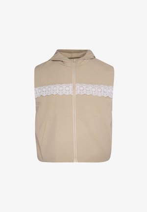 Beige ärmellose Kapuzenweste mit frontalem Reißverschluss, mit einem horizontalen weißen Spitzenband über der Brust und zwei Fronttaschen.