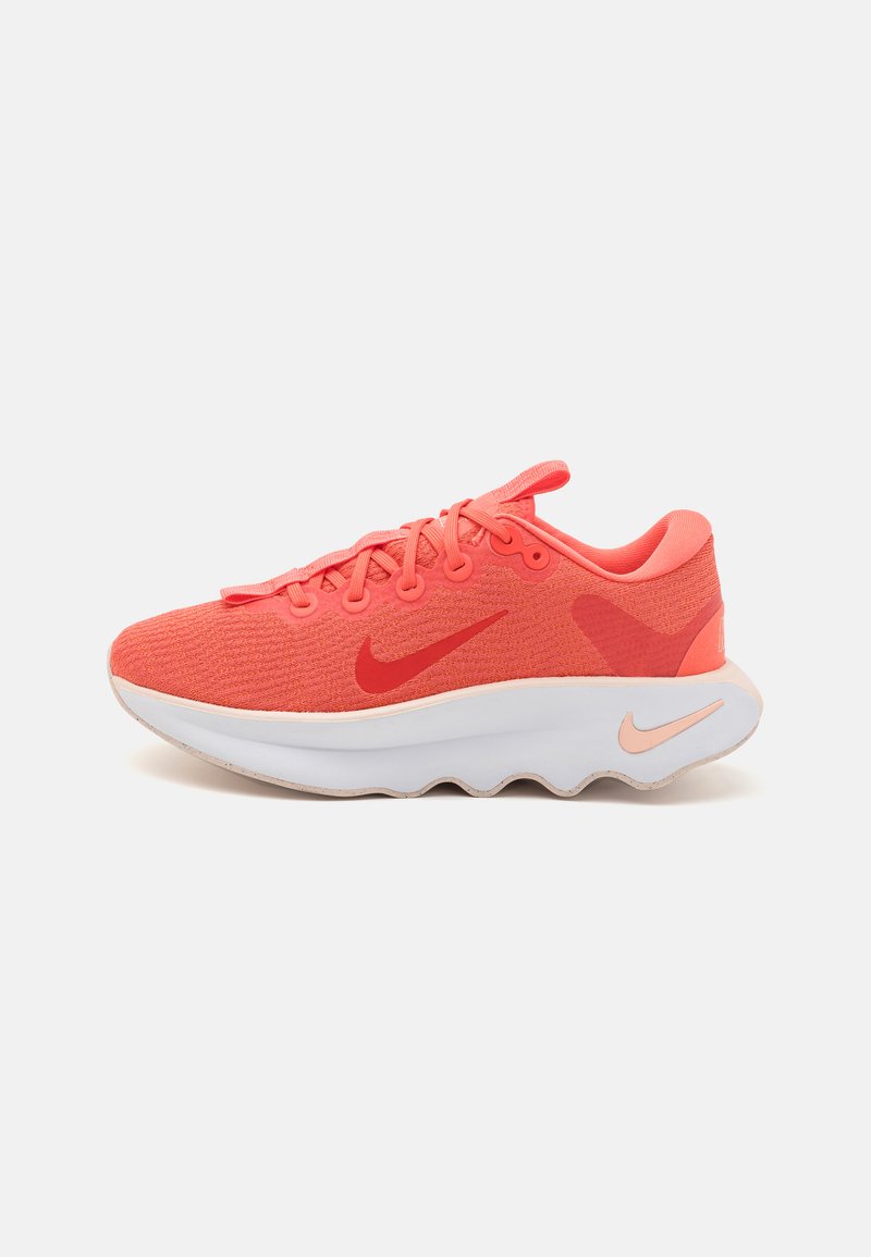 Nike Performance Hardloopschoenen voor op de weg koraalrood
