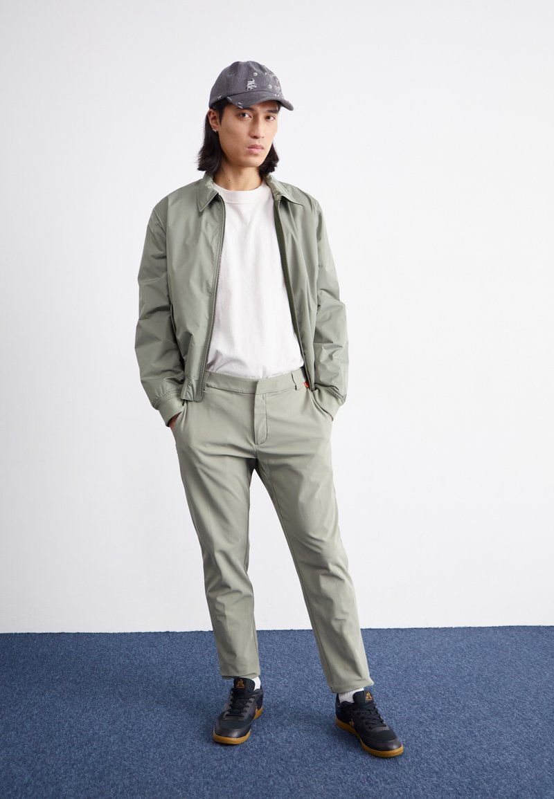 Nike Sportswear PERFECTSTRETCH Pantalones chinos light