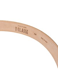 Cinturón de cuero color cuero claro con logotipo estampado, diseño plano y detalles de costura sutiles. El texto incluye "1’ Classe," la talla y "Hecho en Italia."