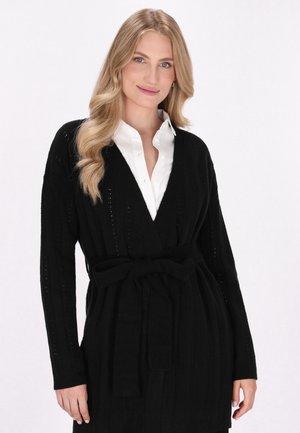 Schwarze gestrickte Strickjacke mit langen Ärmeln, offener Vorderseite und Taillenschnur. Verfügt über vertikale Muster und ein strukturiertes Gewebe.