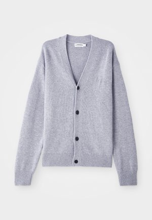 Grauer Strickcardigan mit V-Ausschnitt, sechs schwarzen Knöpfen, gerippten Bündchen und Saum sowie einem dezenten Logo auf der linken Brust.