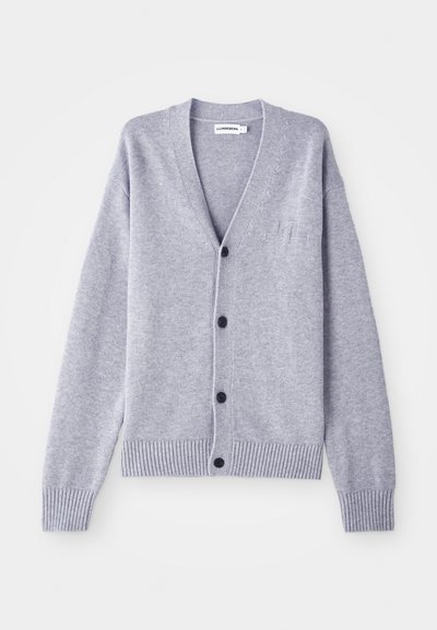 Cardigan grigio lavorato a maglia con scollatura a V, sei bottoni neri, polsini e orlo a coste, con un logo discreto sul lato sinistro del petto.