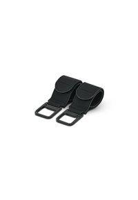 Cinghie in pelle nera con un semplice coperchio arrotondato e fibbie metalliche rettangolari, caratterizzate da una superficie liscia e una sottile marcatura.
