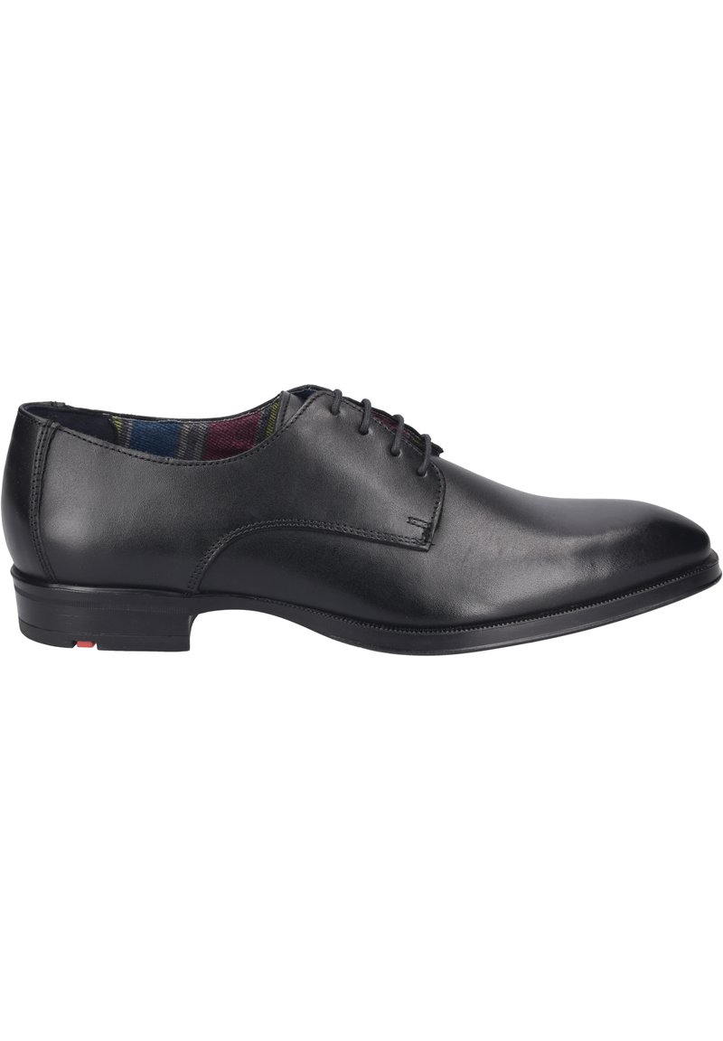 Zwarte leren dress-schoen met een ronde neus, platte zool en subtiele stikdetails. Voorzien van een geruite voering en vetersluiting.