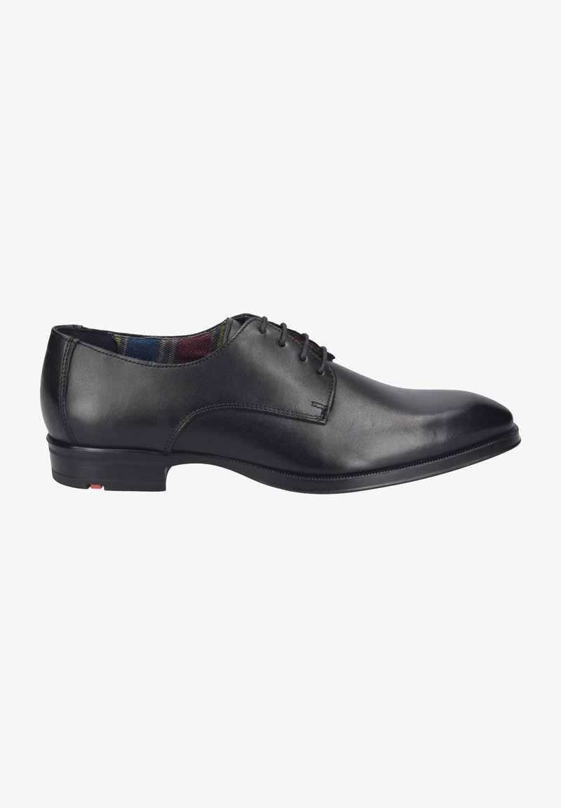 Zwarte leren dress-schoen met een ronde neus, platte zool en subtiele stikdetails. Voorzien van een geruite voering en vetersluiting.