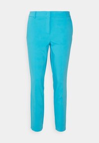 Pantalon turquoise en tissu lisse, avec une coupe ajustée, devant plat et poches latérales. Longueur cheville avec un léger éclat.