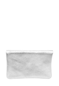 Pochette métallique argentée avec une surface lisse et texturée, dotée d'une forme rectangulaire minimaliste et d'un bord supérieur replié.