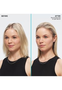Voor: Schouderlang blond haar met een zachte textuur. Na: Glad, gestyled blond haar, naar achteren gehouden met een merkbare glans. Beide afbeeldingen tonen een zwarte geribbelde top.