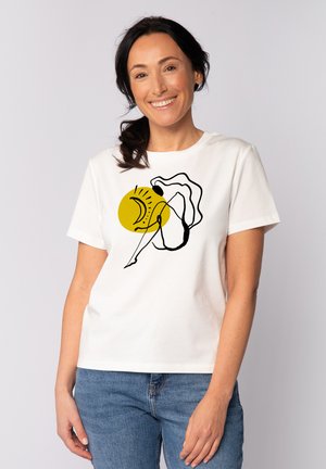 Weißes Baumwoll-T-Shirt mit einer schwarzen Linienzeichnung einer Figur und einer gelben Sonne im Hintergrund, mit kurzen Ärmeln und lockerer Passform.
