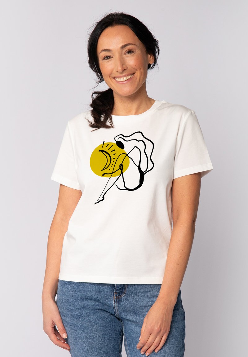 Witte katoenen t-shirt met een zwarte lijntekening van een figuur met een gele zon erachter, korte mouwen en een relaxte pasvorm.