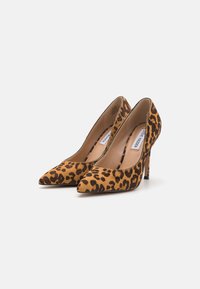 Leopardenmuster High Heels aus strukturiertem Stoff, mit einer spitzen Zehenpartie und einem schlanken Stiletto-Absatz, deren beigefarbene Fütterung innen sichtbar ist.