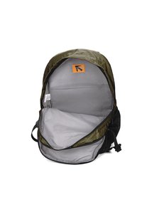 Zaino verde a fantasia con un ampio scomparto interno grigio. Presenta una forma rettangolare e un'etichetta logo arancione all'interno. Materiale resistente.