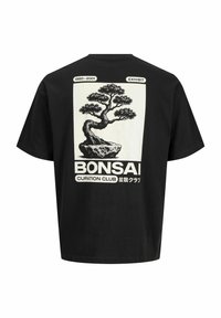 T-shirt noir avec une impression rectangulaire blanche d'un bonsaï, texte "BONSAI Curation Club", dates "1980-2001" et caractères japonais.