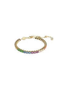 Pulsera de tono dorado que presenta una fila de piedras preciosas multicolores en verde, azul, púrpura y transparente, con una cadena ajustable y cierre.