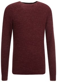 Viininpunainen neulepusero, jossa on resoritettu pinta, pyöreä pääntie ja pitkät hihat. Klassinen istuvuus ja sileät reunat.